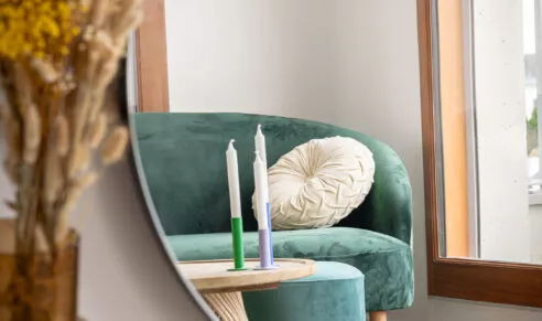 Résidence Avant-scène à Lorient, appartement témoin, photo du salon et zoom sur le canapé.