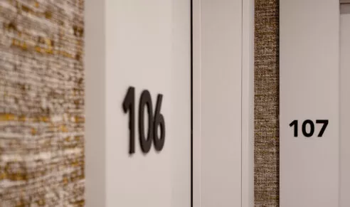 Porte et numéro d'appartement de la résidence Chemin de la mer à Dinard, Saint-Enogat