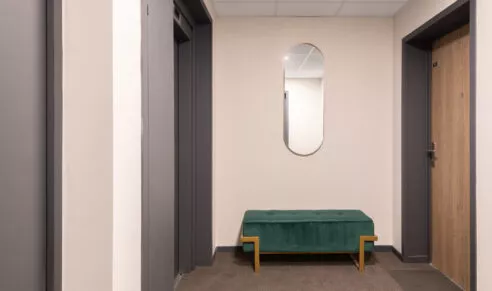 Parties communes de la résidence Esprit du Large à Brest, un couloir entre deux appartements neufs.