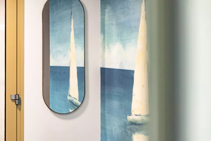 Tableau méditerranéen à l'entrée de la résidence Esprit du Large à Brest.