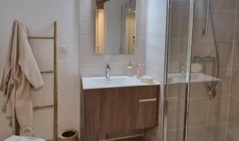 Appartement témoin de la résidence Chemin de la Mer à Dinard. Salle de bain spacieuse ambiance bord de mer.