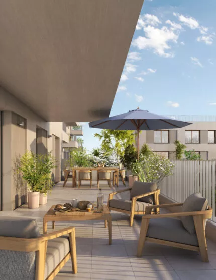 Extérieur d'un appartement de la résidence L'Eclat situé à Ploemeur, près de Lorient. Une grande terrasse avec salon de jardin. Des logements neufs réalisés par Pierre Promotion