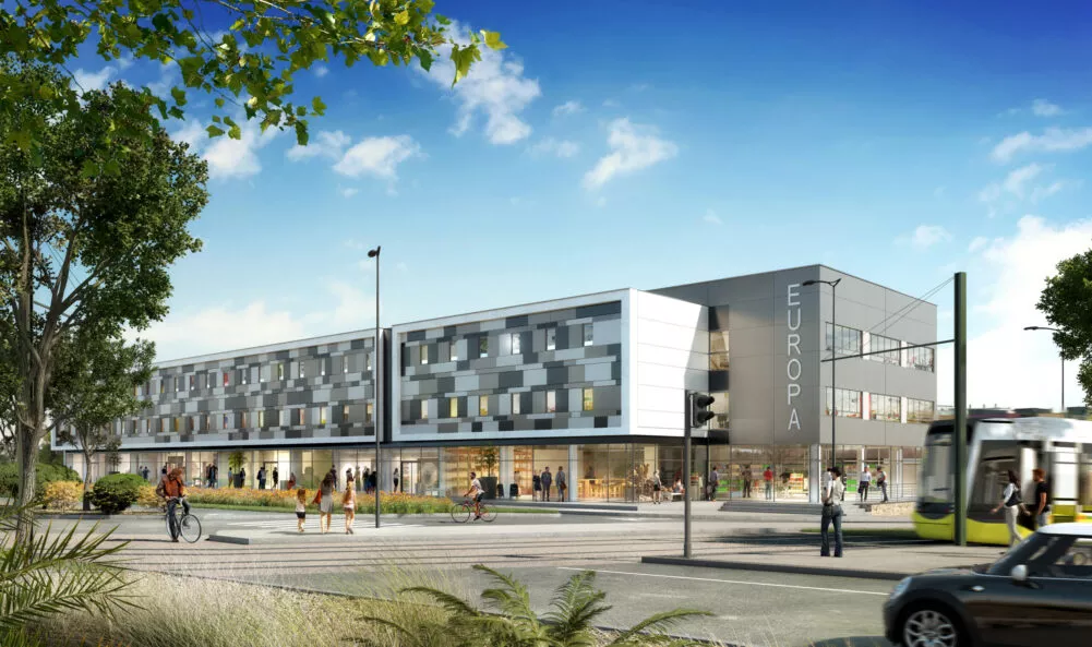 Vue de la route, l'extérieur du bâtiment tertiaire Europa situé à Brest. Un ensemble de bureaux et locaux commerciaux réalisé par Pierre Promotion.