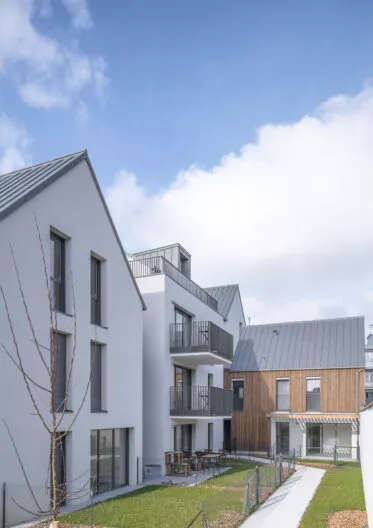 Résidence Agapanthe à Saint-Malo, vue sur le jardin partagé à l'arrière de la copropriété.