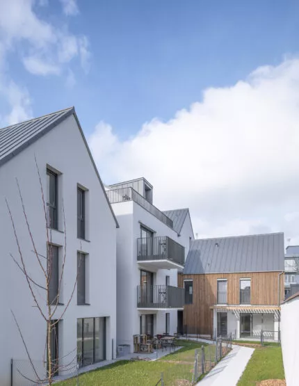 Résidence Agapanthe à Saint-Malo, vue sur le jardin partagé à l'arrière de la copropriété.