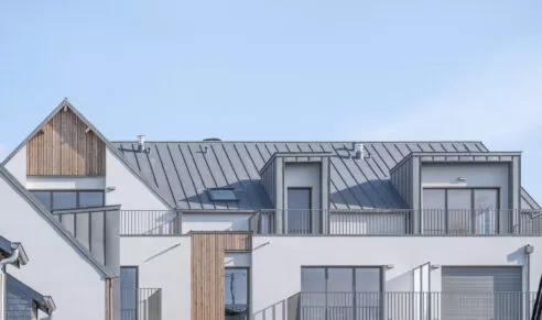 Résidence Agapanthe à Saint-Malo, vue sur le haut de la copropriété avec un beau ciel bleu et les balcons des appartements.