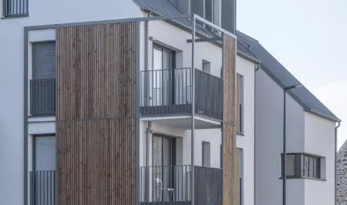 Résidence Agapanthe à Saint-Malo, vue sur le devant de la copropriété, façade de l'entrée. Mode portrait.