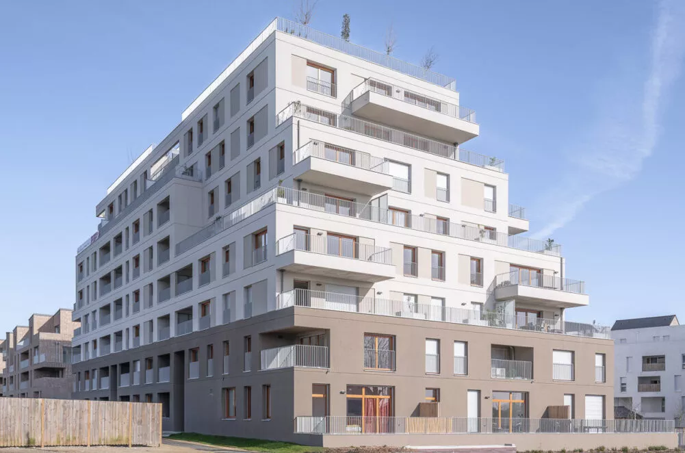 Résidence Avant-Scène à Lorient, sous un beau ciel bleu. Vue de la façade sud et ouest de la copropriété.