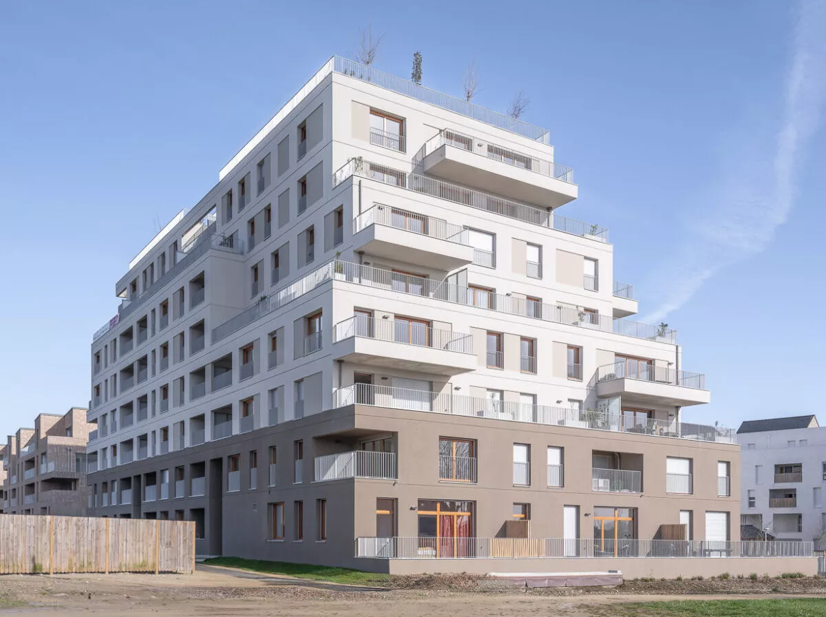 Résidence Avant-Scène à Lorient, sous un beau ciel bleu. Vue de la façade sud et ouest de la copropriété.