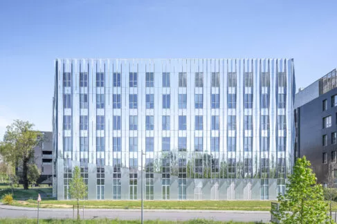 Extérieur du programme tertiaire B-Com situé sur la Zac des Champs Blancs à Cesson-Sévigné, près de Rennes. Un ensemble d'immobilier tertiaire réalisé par Pierre Promotion.