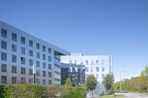 Extérieur du programme tertiaire B-Com situé sur la Zac des Champs Blancs à Cesson-Sévigné, près de Rennes. Un ensemble d'immobilier tertiaire réalisé par Pierre Promotion.