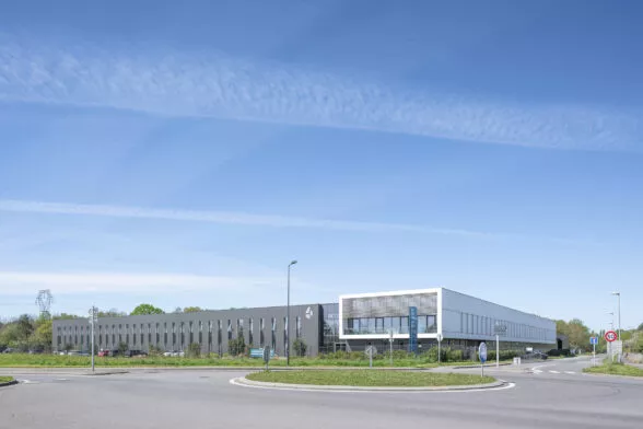 Extérieur du programme tertiaire OET situé à Betton, près de Rennes. Un ensemble de bureaux composant le siège social du Groupe Altenov Alliance Technologique et Innovation, réalisé par Pierre Promotion.