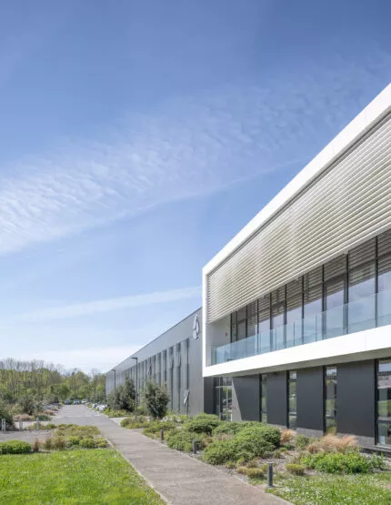 Extérieur du programme tertiaire OET situé à Betton, près de Rennes. Un ensemble de bureaux composant le siège social du Groupe Altenov Alliance Technologique et Innovation, réalisé par Pierre Promotion.