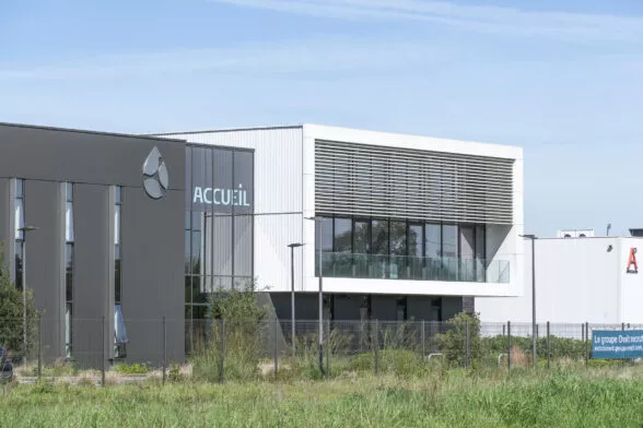 Extérieur du programme tertiaire OET situé à Betton, près de Rennes. Un ensemble de bureaux composant le siège social du Groupe Altenov Alliance Technologique et Innovation, réalisé par Pierre Promotion.