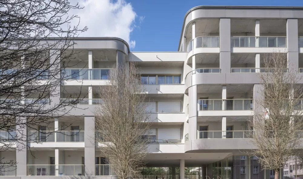 Résidence Esprit du Large à Brest, focus sur le haut de la copropriété, vue sur les balcons des appartements.