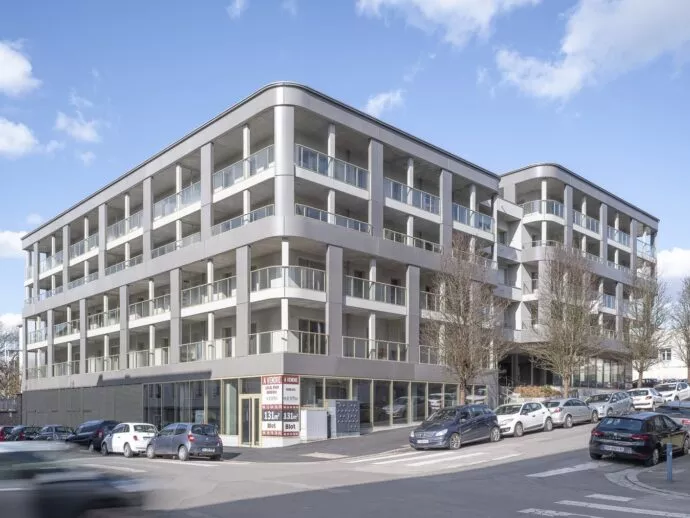 Résidence Esprit du Large à Brest sous un ciel bleu éclatant.