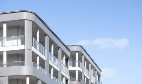 Résidence Esprit du Large à Brest, vue sur le haut de la copropriété avec un beau ciel bleu.