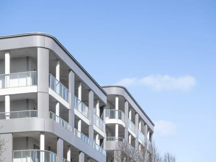 Résidence Esprit du Large à Brest, vue sur le haut de la copropriété avec un beau ciel bleu.