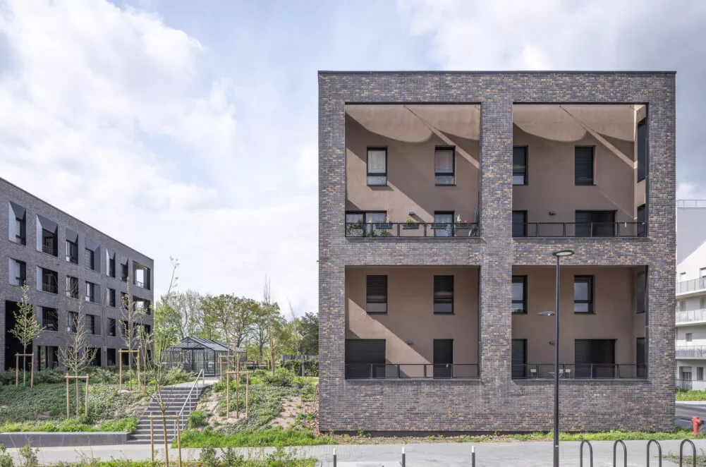 Extérieur du bâtiment Brownstone situé à Saint-Jacques-de-la-Lande, près de Rennes. Des logements neufs réalisés par Pierre Promotion.