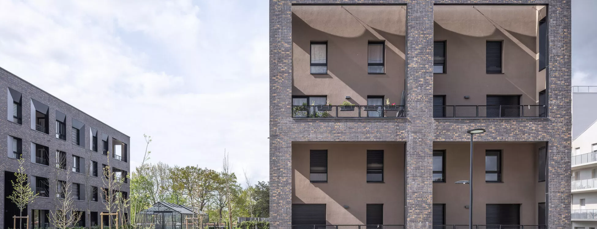 Extérieur du bâtiment Brownstone situé à Saint-Jacques-de-la-Lande, près de Rennes. Des logements neufs réalisés par Pierre Promotion.