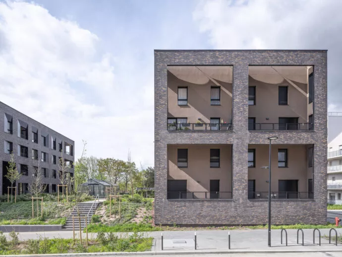 Extérieur du bâtiment Brownstone situé à Saint-Jacques-de-la-Lande, près de Rennes. Des logements neufs réalisés par Pierre Promotion.