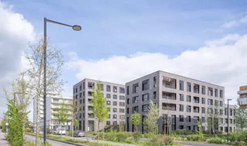 L'extérieur de l'ensemble des deux bâtiments Brownstone situés à Saint-Jacques-de-la-Lande, près de Rennes. Des logements neufs et cellules commerciales réalisés par Pierre Promotion.