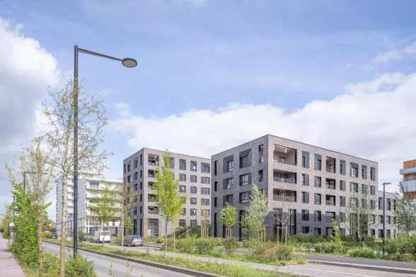 L'extérieur de l'ensemble des deux bâtiments Brownstone situés à Saint-Jacques-de-la-Lande, près de Rennes. Des logements neufs et cellules commerciales réalisés par Pierre Promotion.