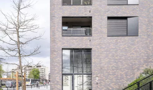 Extérieur du bâtiment Brownstone situé à Saint-Jacques-de-la-Lande, près de Rennes. Des logements neufs réalisés par Pierre Promotion.