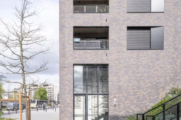 Extérieur du bâtiment Brownstone situé à Saint-Jacques-de-la-Lande, près de Rennes. Des logements neufs réalisés par Pierre Promotion.