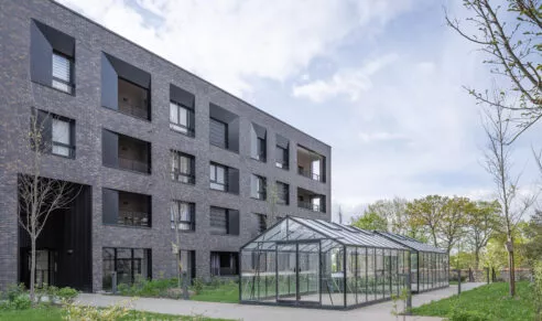 Extérieur du bâtiment Brownstone, et de ses serres, situé à Saint-Jacques-de-la-Lande, près de Rennes. Des logements neufs réalisés par Pierre Promotion.