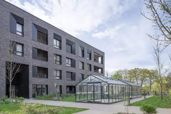 Extérieur du bâtiment Brownstone, et de ses serres, situé à Saint-Jacques-de-la-Lande, près de Rennes. Des logements neufs réalisés par Pierre Promotion.