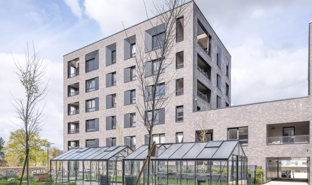 Extérieur du bâtiment Brownstone, et de ses serres, situé à Saint-Jacques-de-la-Lande, près de Rennes. Des logements neufs réalisés par Pierre Promotion.