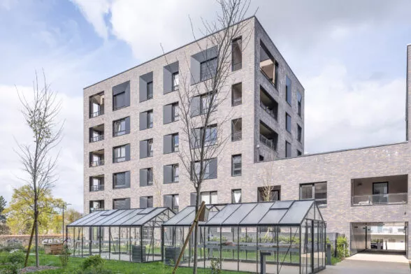 Extérieur du bâtiment Brownstone, et de ses serres, situé à Saint-Jacques-de-la-Lande, près de Rennes. Des logements neufs réalisés par Pierre Promotion.