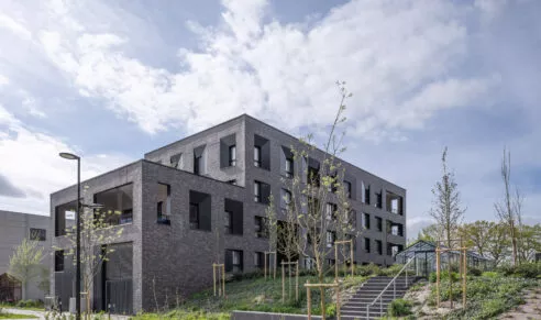 Vue de la route, l'extérieur du bâtiment Brownstone situé à Saint-Jacques-de-la-Lande, près de Rennes. Des logements neufs réalisés par Pierre Promotion.