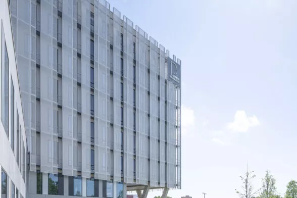 L'environnement extérieur du siège social de Pierre Promotion situé ZAC de la Courrouze à Saint-Jacques-de-la-Lande, près de Rennes. Un ensemble de bureaux et de cellules commerciales réalisé par Pierre Promotion.