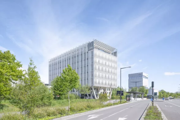 L'environnement extérieur, vue de la route, du siège social de Pierre Promotion situé ZAC de la Courrouze à Saint-Jacques-de-la-Lande, près de Rennes. Un ensemble de bureaux et de cellules commerciales réalisé par Pierre Promotion.