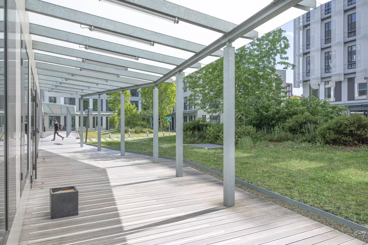 L'environnement extérieur du siège social de Pierre Promotion situé ZAC de la Courrouze à Saint-Jacques-de-la-Lande, près de Rennes. Un ensemble de bureaux et de cellules commerciales réalisé par Pierre Promotion.