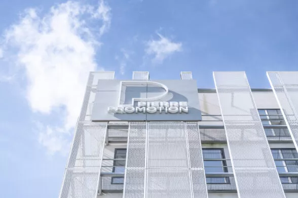 Extérieur du bâtiment du siège social de Pierre Promotion situé ZAC de la Courrouze à Saint-Jacques-de-la-Lande, près de Rennes. Un ensemble de bureaux et de cellules commerciales réalisé par Pierre Promotion.