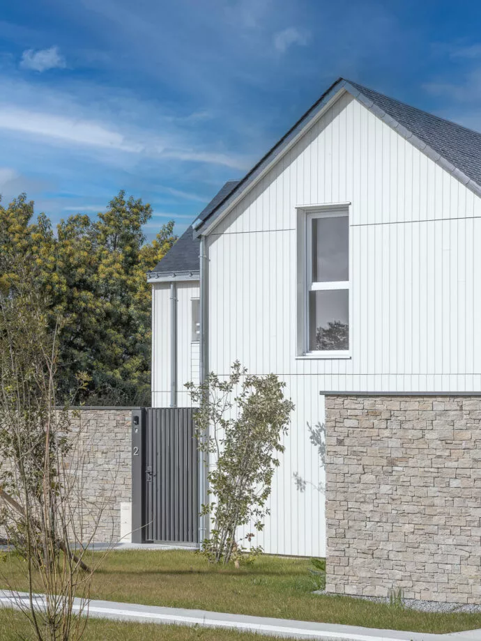 Maisons Patio à Carnac, près de Vannes. Extérieurs des maisons 5 pièces. Vue sur l'entrée d'une maisons.