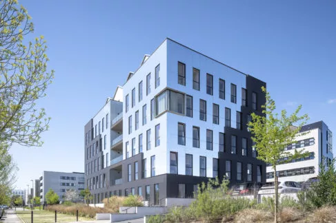 Extérieur du bâtiment Oxygène situé aux Champs Blanc à Cesson-Sévigné, près de Rennes. Un ensemble de bureaux réalisé par Pierre Promotion.