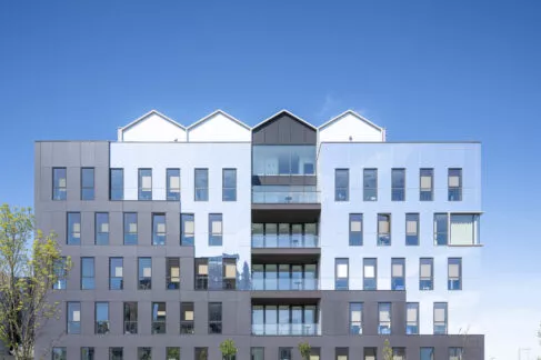 Extérieur du bâtiment Oxygène situé aux Champs Blanc à Cesson-Sévigné, près de Rennes. Un ensemble de bureaux réalisé par Pierre Promotion.