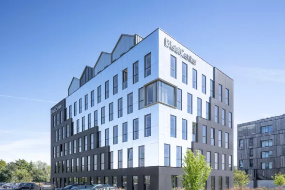 Extérieur du bâtiment Oxygène situé aux Champs Blanc à Cesson-Sévigné, près de Rennes. Un ensemble de bureaux réalisé par Pierre Promotion pour le siège social de Districenter.