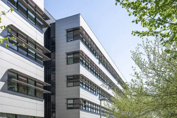 Extérieur du bâtiment Oxygène situé aux Champs Blanc à Cesson-Sévigné, près de Rennes. Un ensemble de bureaux réalisé par Pierre Promotion.