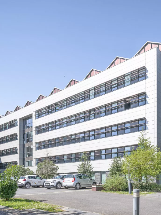 Extérieur du bâtiment Oxygène situé aux Champs Blanc à Cesson-Sévigné, près de Rennes. Un ensemble de bureaux réalisé par Pierre Promotion.