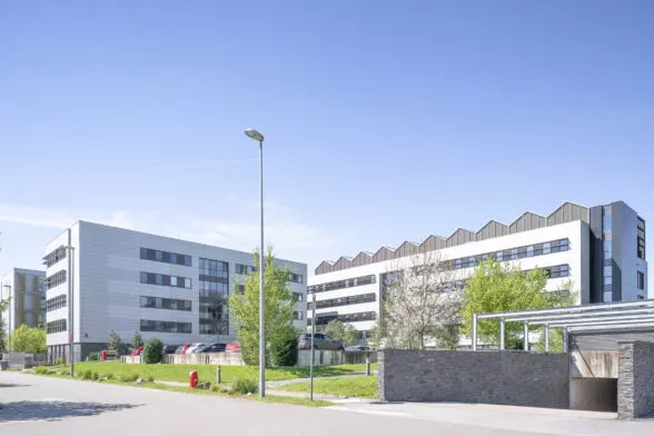 Extérieur du bâtiment Oxygène situé aux Champs Blanc à Cesson-Sévigné, près de Rennes. Un ensemble de bureaux réalisé par Pierre Promotion.