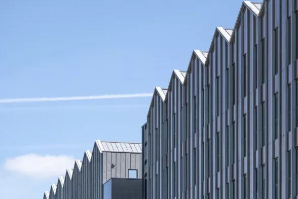 Extérieur du bâtiment Oxygène situé aux Champs Blanc à Cesson-Sévigné, près de Rennes. Un ensemble de bureaux réalisé par Pierre Promotion.