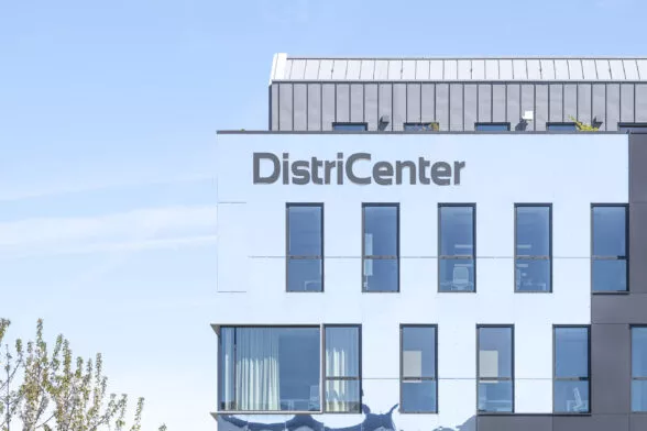 Extérieur du bâtiment Oxygène situé aux Champs Blanc à Cesson-Sévigné, près de Rennes. Un ensemble de bureaux réalisé par Pierre Promotion pour Districenter.