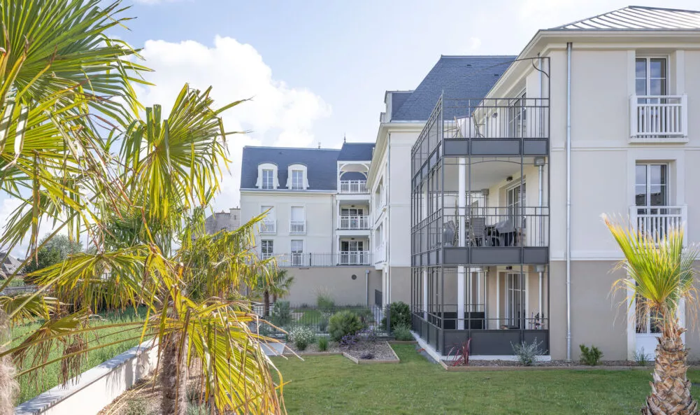 Extérieur de la résidence immobilière Chemin de la Mer à Dinard. Une architecture typique dinardaise et un jardin collectif idéal pour profiter de l'extérieur.