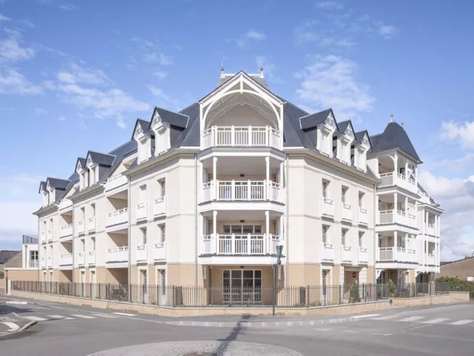 Entrée extérieure de la résidence Chemin de la Mer à Dinard. Une architecture typique dinardaise avec un ciel bleu faisant rêver les amoureux de la Bretagne.