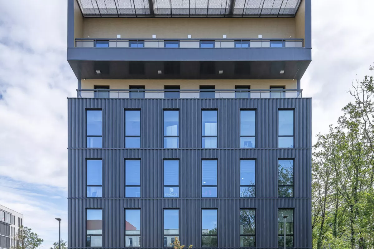 Extérieur du bâtiment tertiaire Green Park situé à Saint-Herblain, près de Nantes. Une réalisation Pierre Promotion.